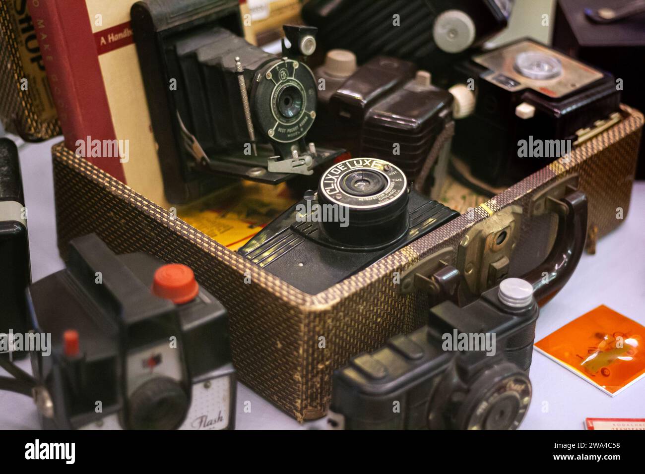 Eine Sammlung von Retro-Vintage-Filmkameras aus den 1940er, 1950er und 1960er Jahren Stockfoto