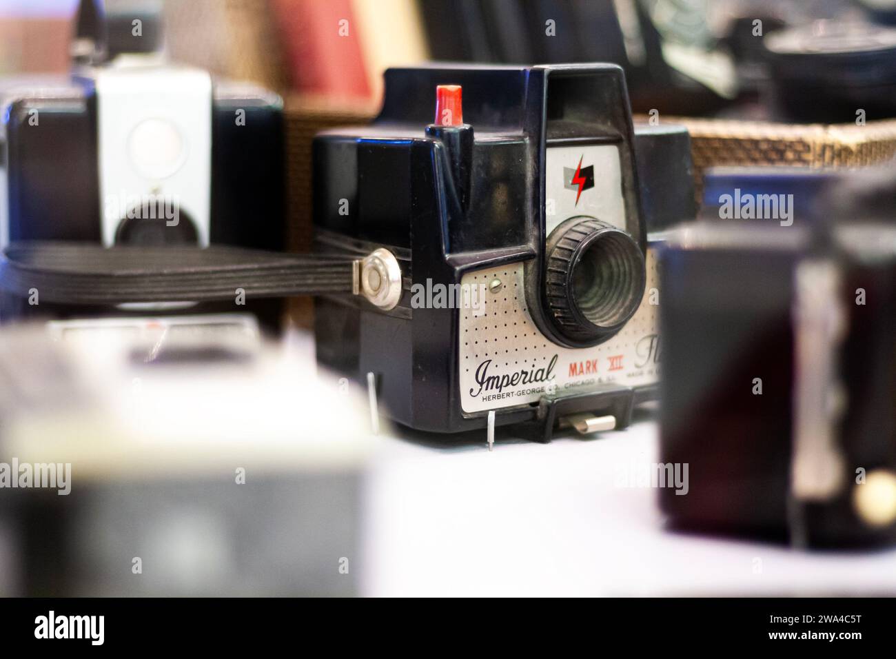 Imperial Mark XII Blitzkamera der Herbert George Company, Vintage Retro-Kamera mit anderen antiken Filmkameras Stockfoto