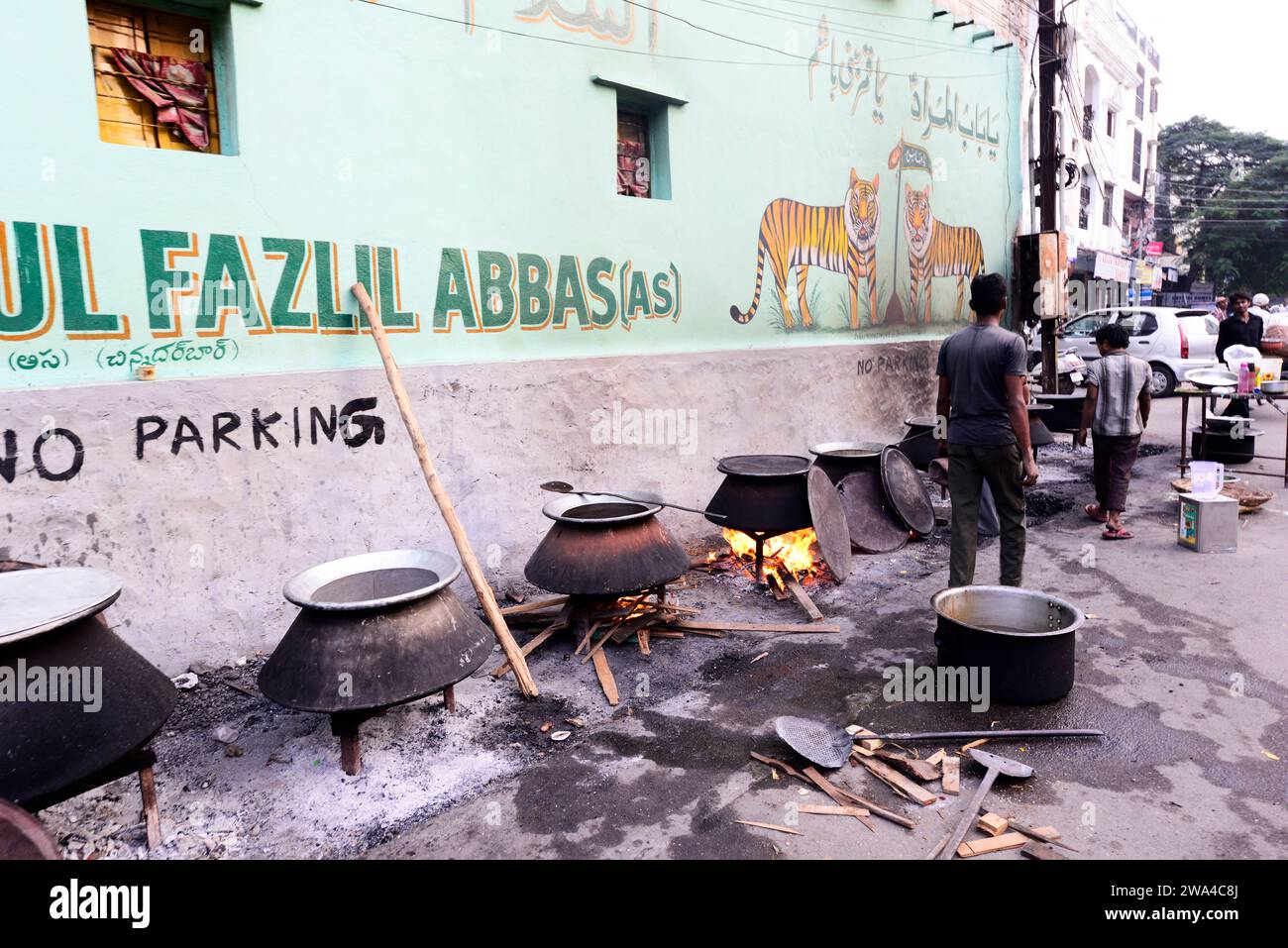 Ein Koch kocht Biryanis in einem großen Gemeinschaftskochraum während des Shia Ashura Festivals in Hyderabad, Indien. Stockfoto