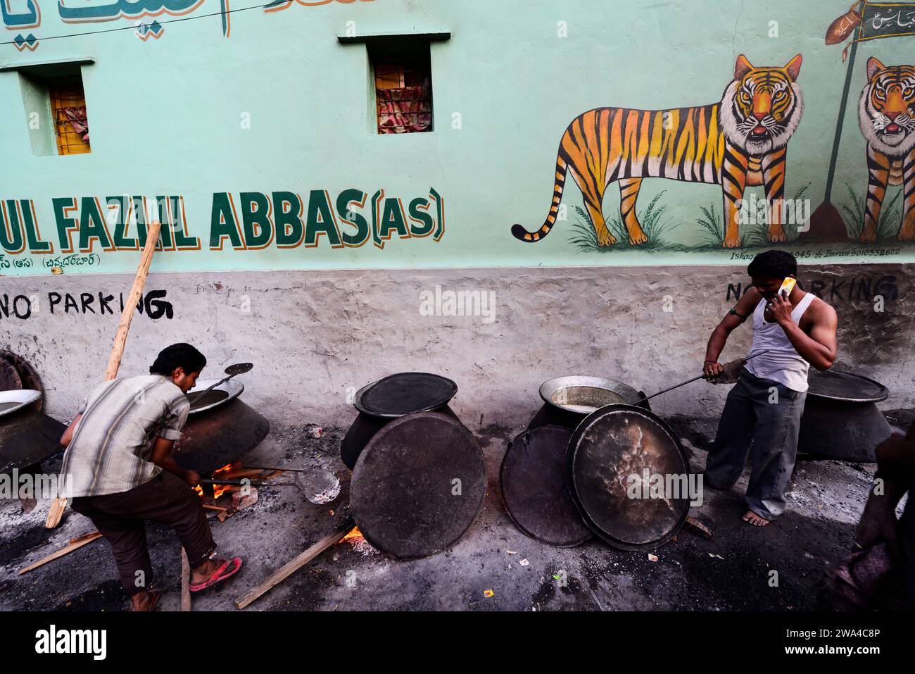 Ein Koch kocht Biryanis in einem großen Gemeinschaftskochraum während des Shia Ashura Festivals in Hyderabad, Indien. Stockfoto