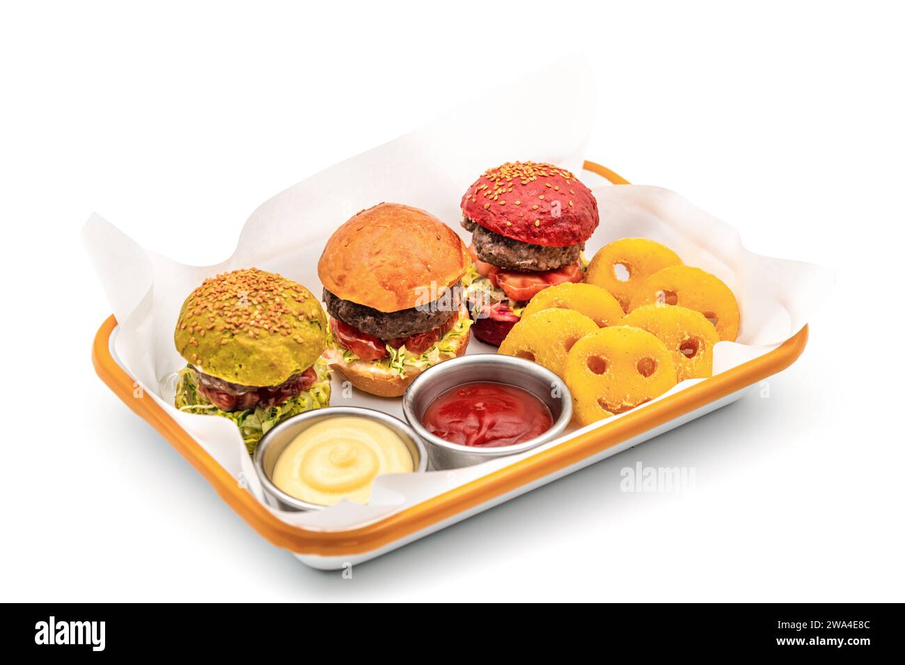 Drei Mini-Burger mit Huhn und Fleisch serviert mit pommes frites. Kindermenü Stockfoto