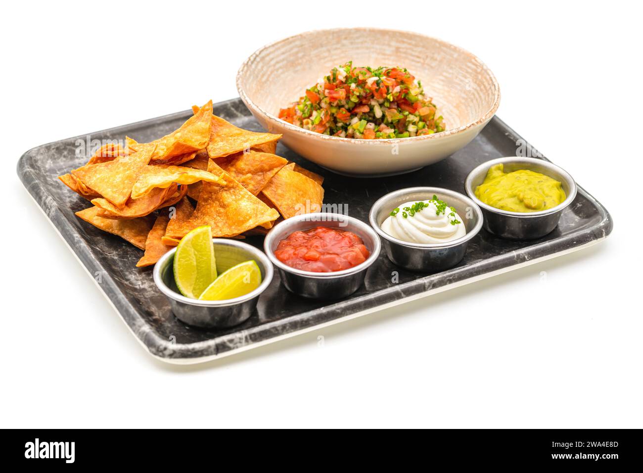 Pico de gallo aus mexikanischer Küche mit eintauchenden Saucen auf weißem Hintergrund Stockfoto