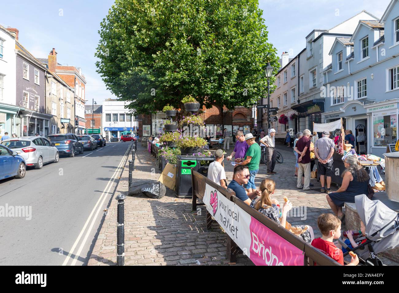 Bridport Dorset, heißer, sonniger Septembertag 2023 und Einheimische ruhen sich am Markttag in Bucky Doo Square, England, Großbritannien, 2023 aus Stockfoto