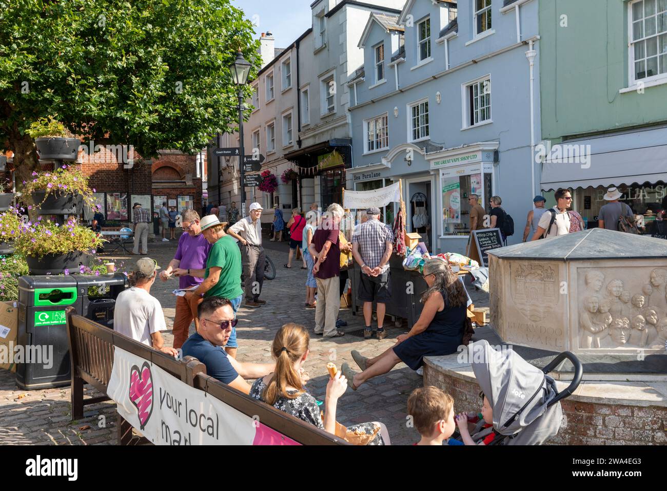 Bridport Dorset, Leute machen eine Pause am Bucky Doo Square während des Markttages, heißes und sonniges Septemberwetter, England, Großbritannien, 2023 Stockfoto