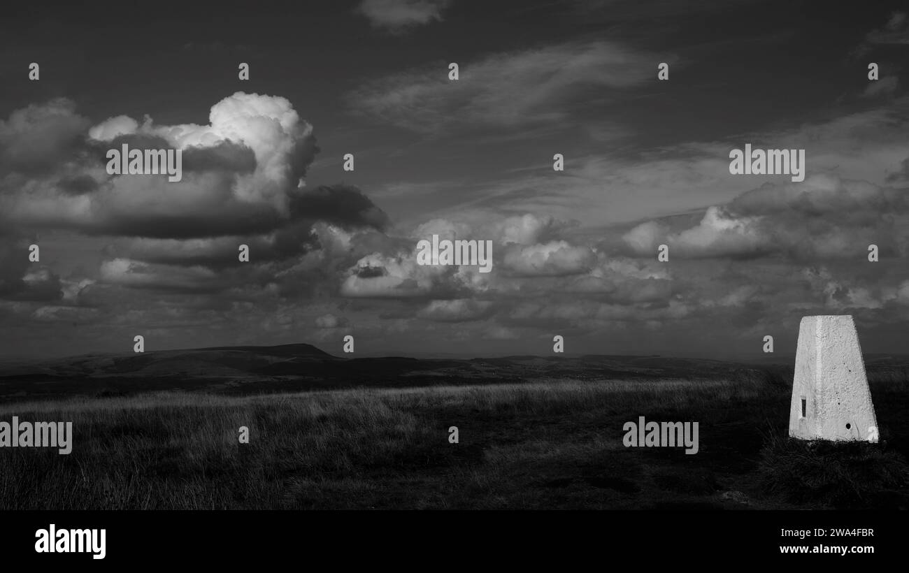 Astralschach-Spiel spielte Bezugspunkt für Menschen ein Bauer hier auf der Erde Wolken erscheinen wie riesige Schachfiguren mit Pendle Hill . Stockfoto