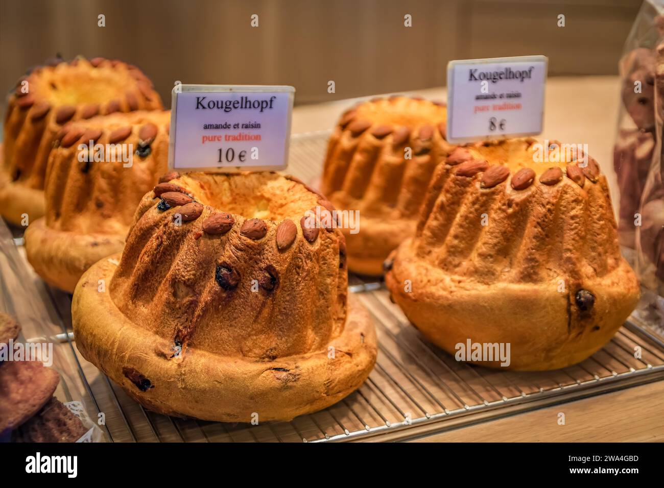 Traditioneller elsässischer Kugelhopf oder gugelhupf-Kuchen mit Mandeln ...
