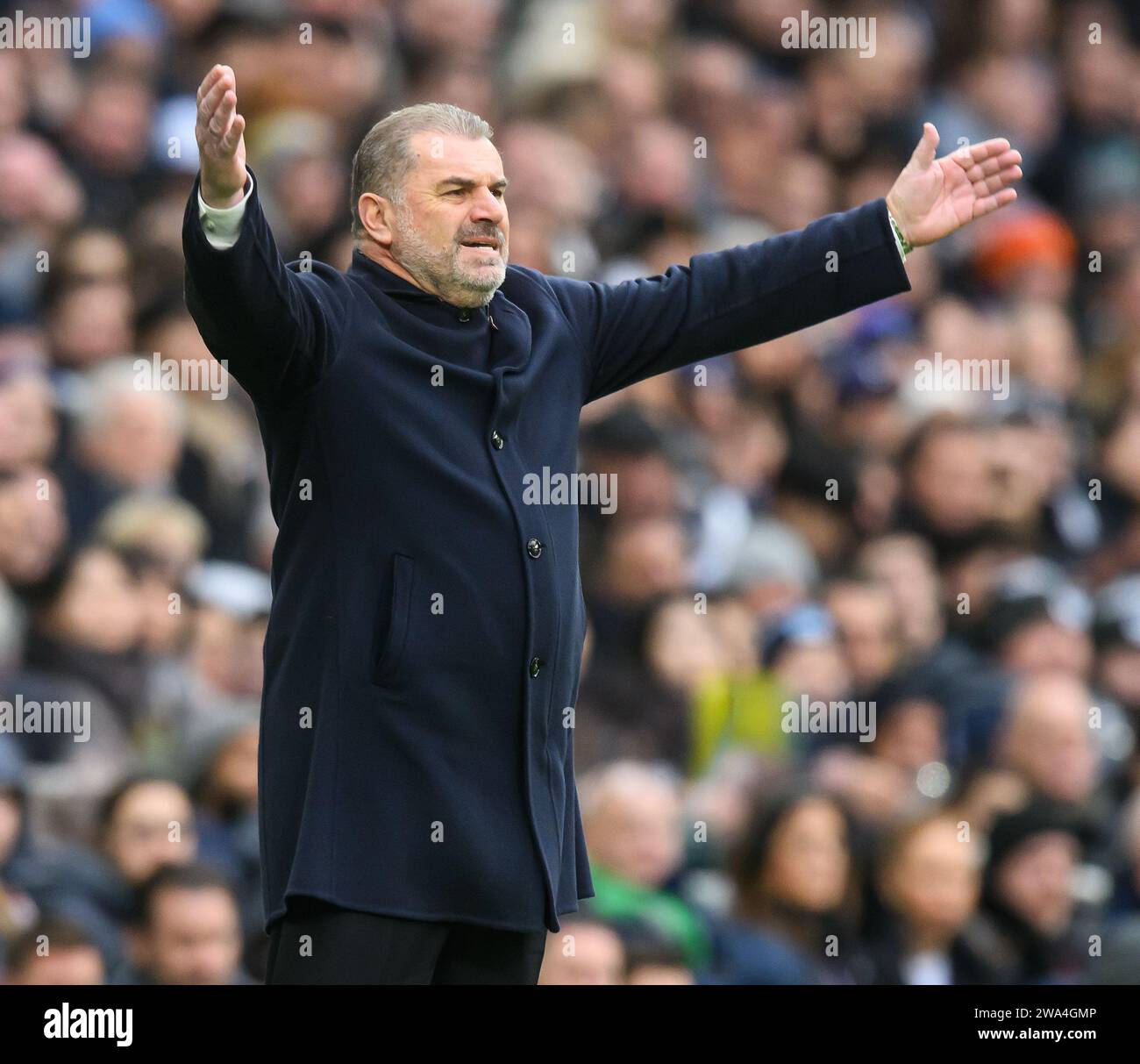 London, Großbritannien. 31. Dezember 2023 - Tottenham Hotspur gegen AFC Bournemouth - Premier League - Tottenham Hotspur Stadium. Tottenham Manager Ange Postecoglou auf der Touchline. Bildnachweis: Mark Pain / Alamy Live News Stockfoto