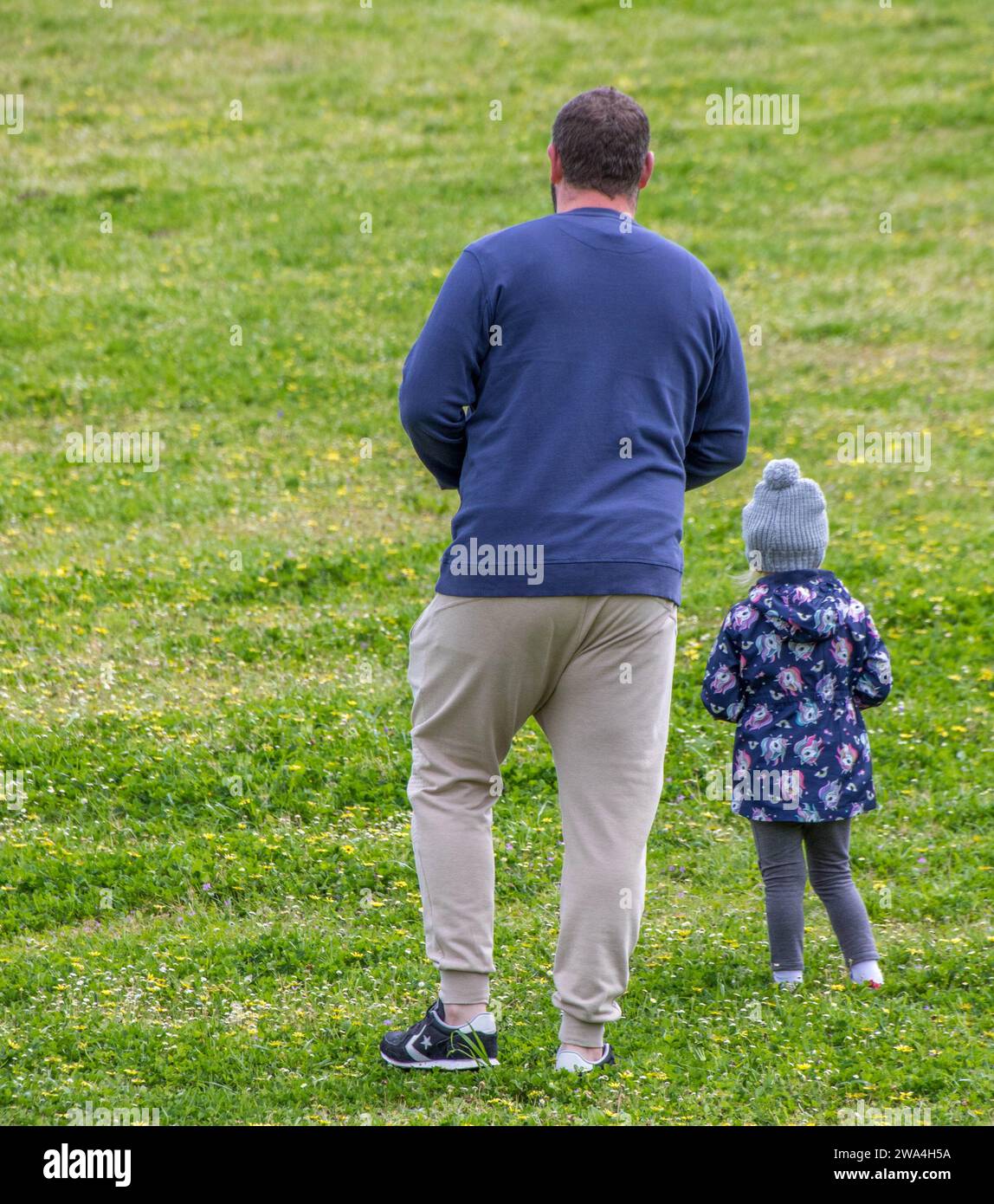 Kapstadt, Südafrika - nicht identifizierter Vater und Tochter spazieren auf einem grünen Fleck im Freien Stockfoto