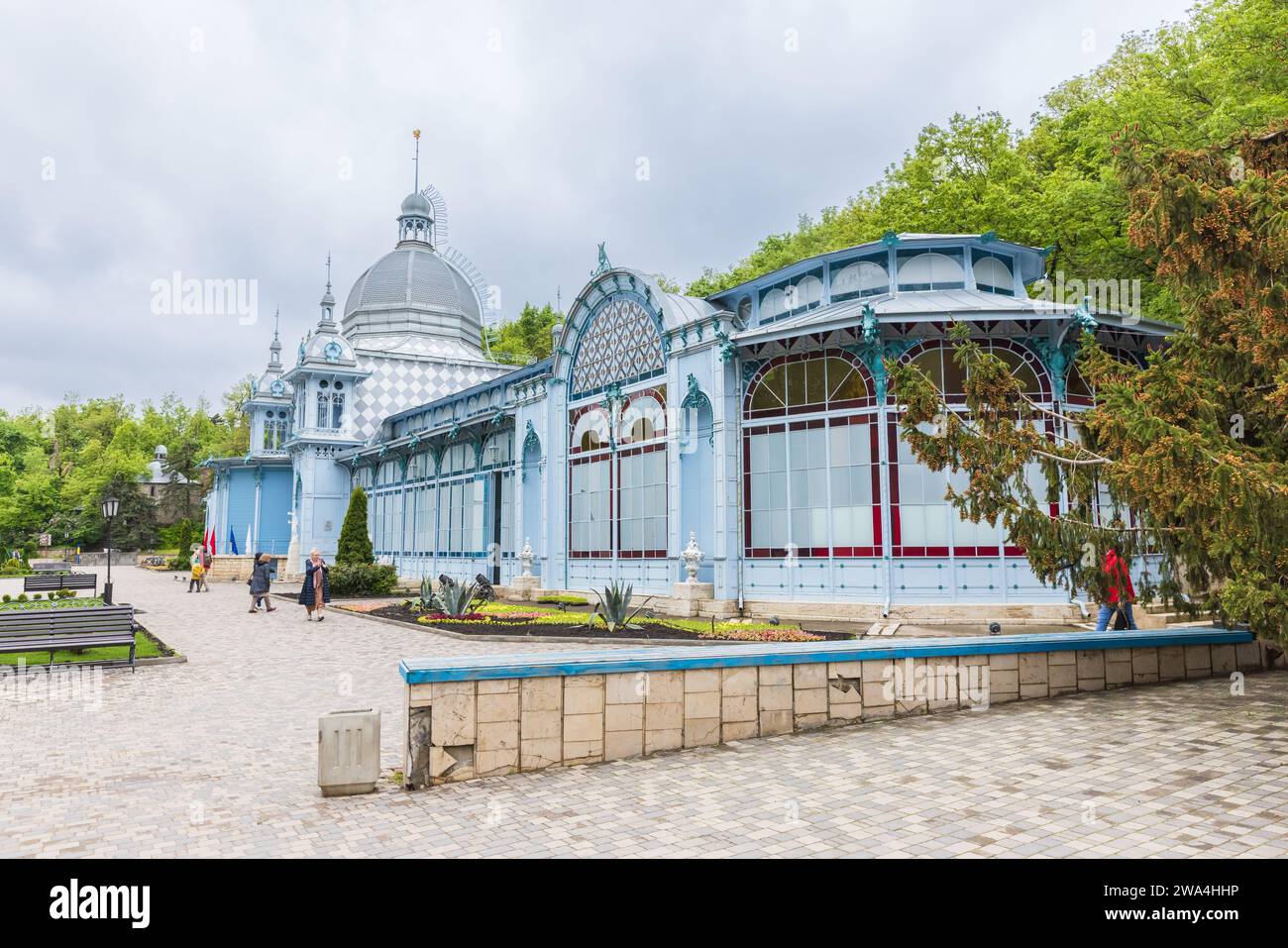 Zheleznovodsk, Russland - 11. Mai 2023: Besucher spazieren an einem Sommertag vor der Puschkin-Galerie Stockfoto