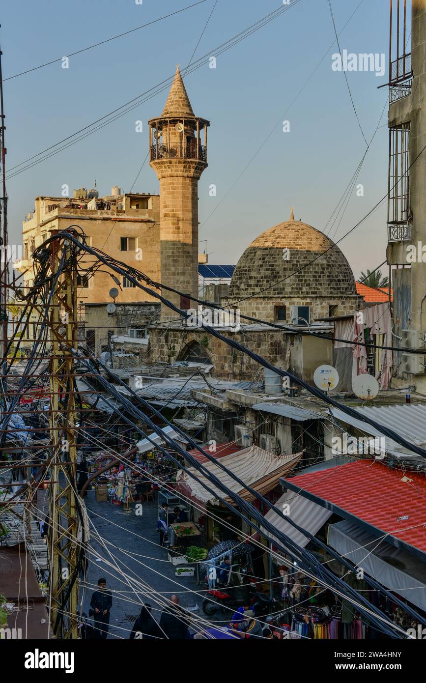 Al-Barani Moschee, die erste Moschee, die außerhalb der Mauern der Stadt Sidon im Libanon errichtet wurde. Fotografiert bei Sonnenuntergang vom Dabane Palace Stockfoto