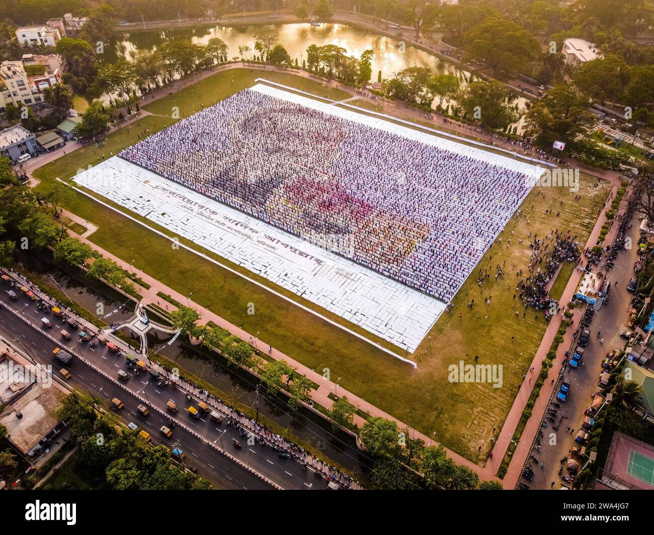 Barishal, Bangladesch. Januar 2024. Menschen aus Barishal, einer Stadt von Bangladesch, haben das größte von Menschen geschaffene Logo des Vaters der Nation Bangabandhu, Scheich Mujibur Rahman, auf mehr als 1,60,000 Quadratmetern Feldfläche gemacht. Insgesamt 10.050 Plakate in insgesamt 120 Zeilen, wobei jede Linie aus 84-85 Plakaten besteht, werden verwendet, um das längste und größte von Menschenhand gefertigte Logo zu machen. Quelle: Mustasinur Rahman Alvi/Alamy Live News Stockfoto