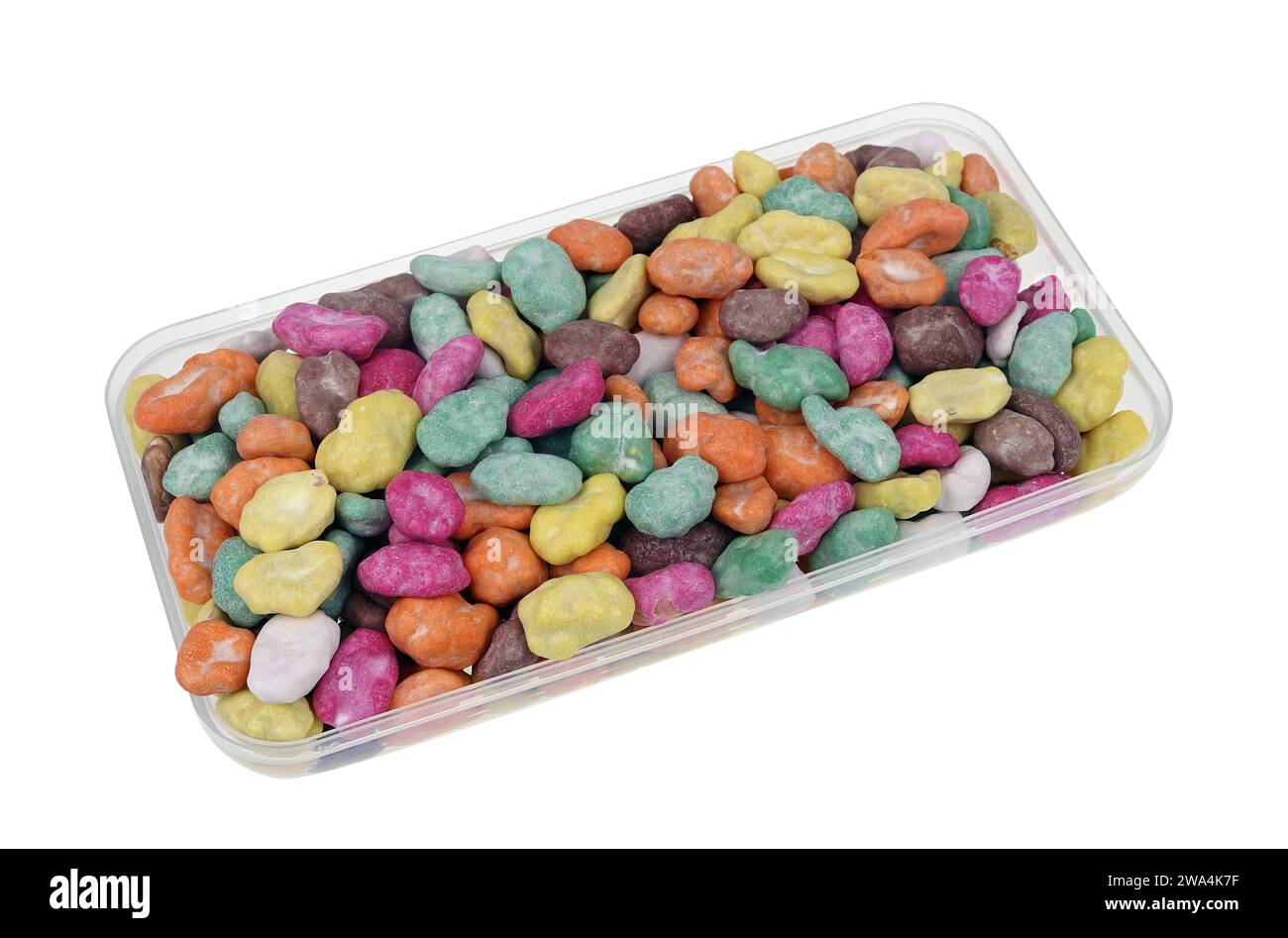 Süßigkeiten aus Nüssen und Zuckerglasur geben „Meeressteine“ in einer Schachtel. Isoliert auf weiß Stockfoto