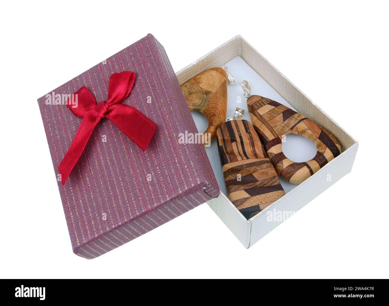 Handgefertigte Holzanhänger in einer Pappschachtel. Isoliert auf weiß handgemacht Stockfoto
