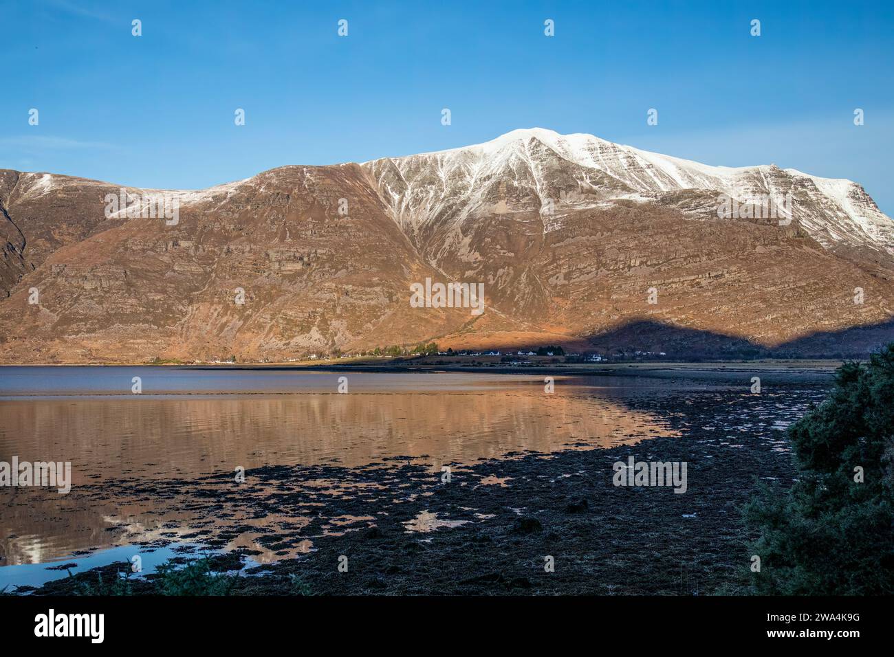 Liathach Mountain, ein schottischer Munro in Torridon mit schneebedecktem Gipfel Stockfoto