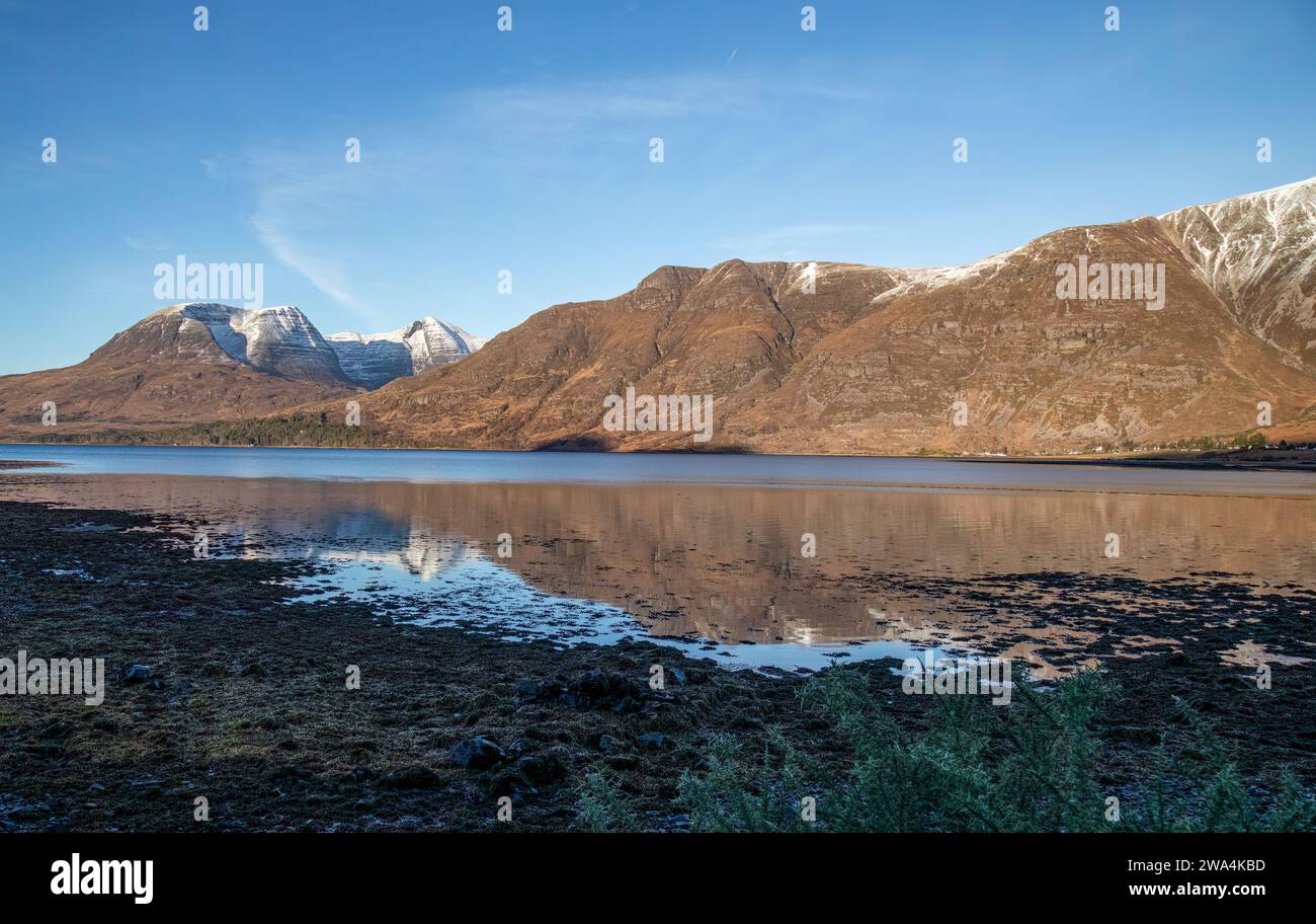 Beinn Alligin in Torridon mit wunderschöner Wasserspiegelung in Loch Torridon Stockfoto