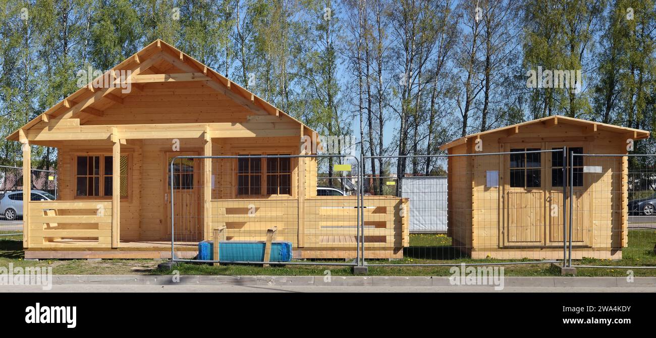 Verkauf von vorgefertigten Holzdörfhäusern und Scheunen aus Massenproduktion Stockfoto