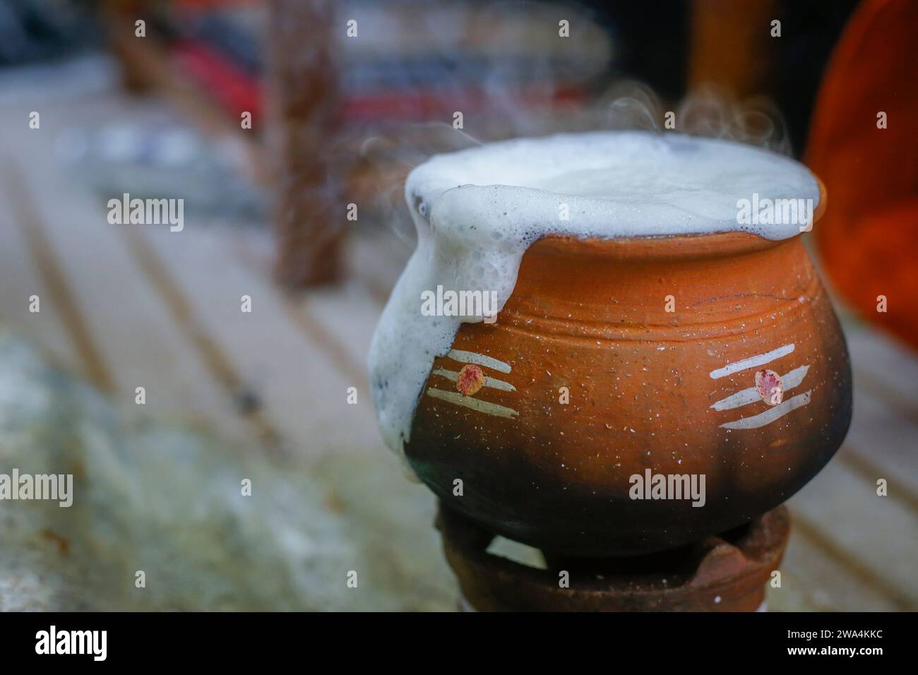 Alter Topf zum Kochen von Milch in Feuerholz Bodentopf. Kulturelle Veranstaltung in hindu. Stockfoto