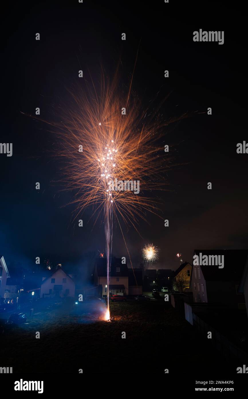 Silvester Feuerwerk in einem Wohngebiet am Silvesterabend Stockfoto