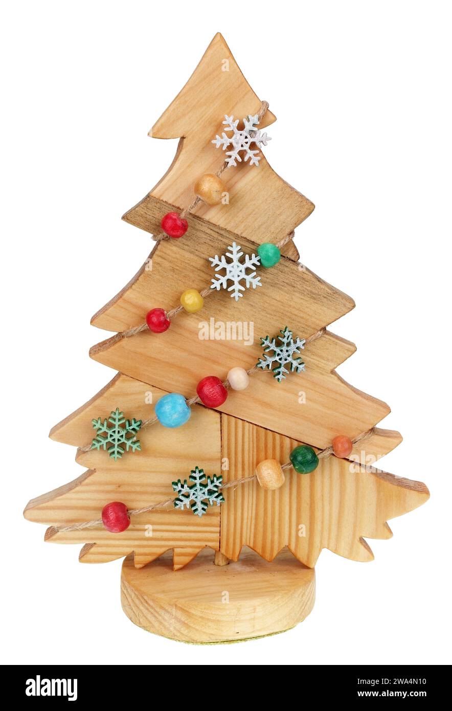Weihnachtsbaum aus Holzpaletten. Isoliert auf weiß Stockfoto