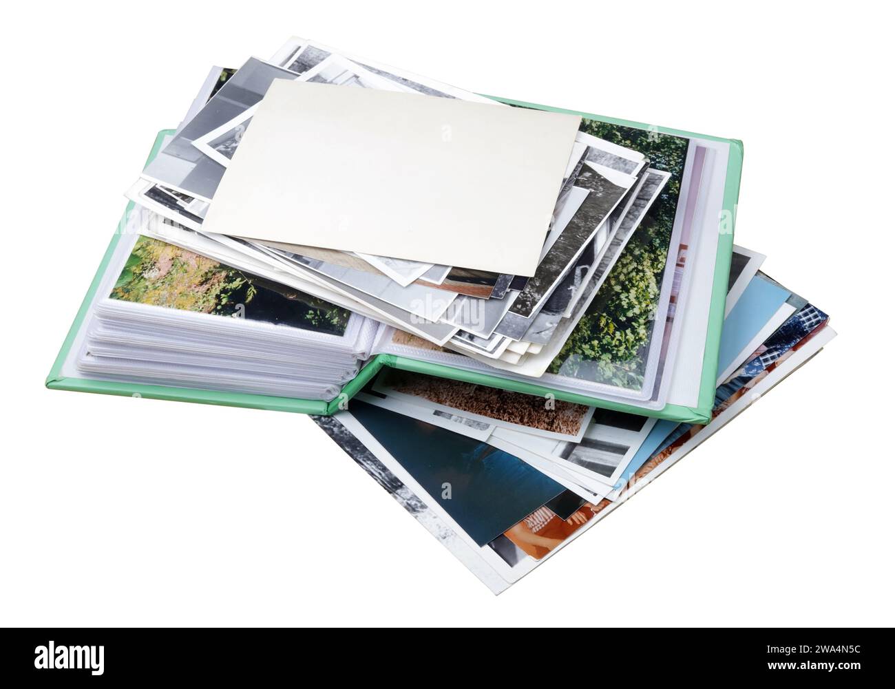 Alte Familienfotoalben und Fotos stapeln sich isoliert auf weiß Stockfoto