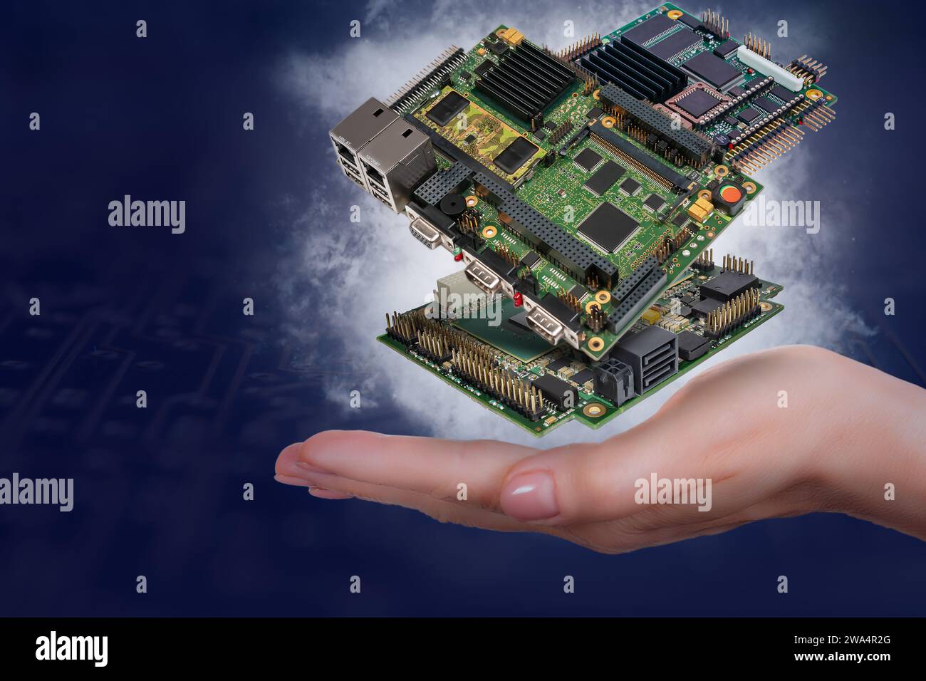 Schwebende industrielle CPU-Platinen über der Hand der Frau auf dunkelblauem Hintergrund Stockfoto