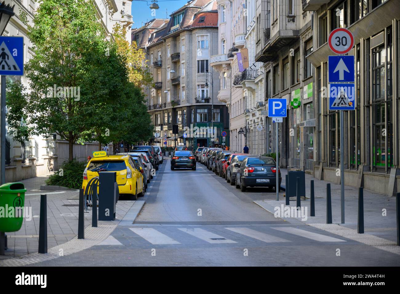 Freizeit und Shopping in der Fußgängerzone Vaci utca Budapest, Ungarn Stockfoto