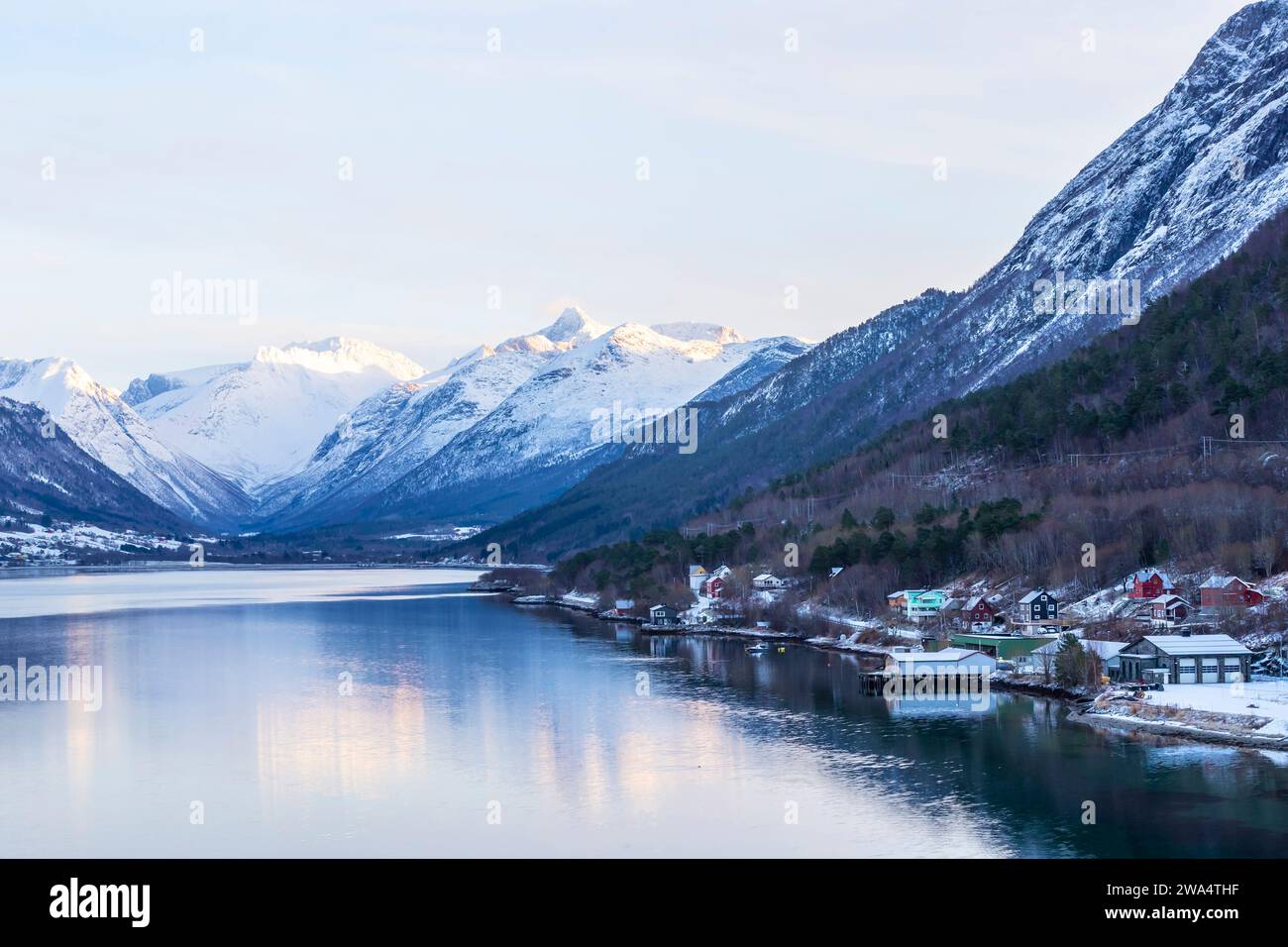 Küste mit Blick auf die Berge von einem Kreuzfahrtschiff in Andalsnes, Norwegen Stockfoto