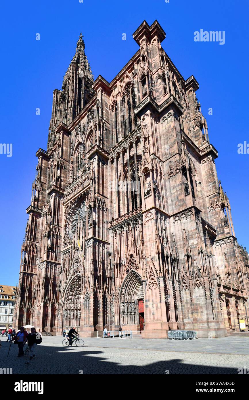 Straßburg, Frankreich - September 2023: Berühmter Straßburger Dom im romanischen und gotischen Architekturstil Stockfoto