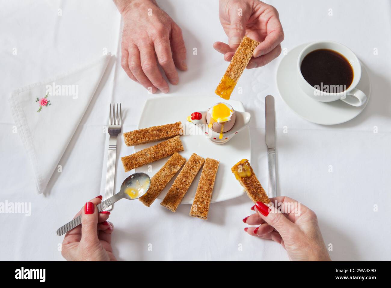 Toastsoldaten und gekochtes Ei zum Frühstück teilen Stockfoto