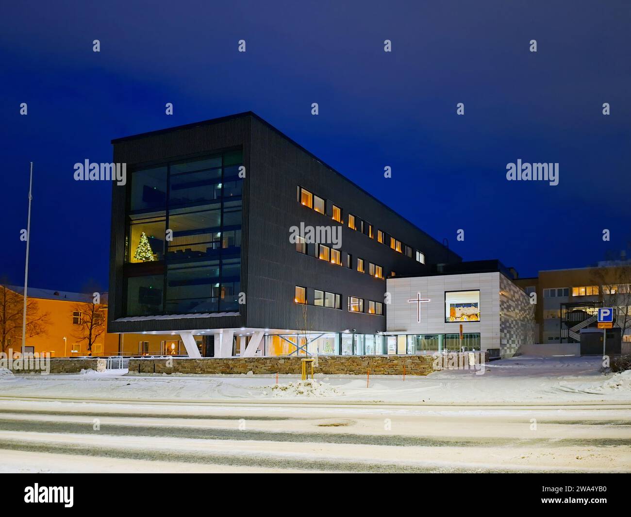 Salo Lutherische Kirche Kongregationshalle, Salo, Finnland am Weihnachtsmorgen 2023 vor Sonnenaufgang. Filterung wurde in der Nachverarbeitung hinzugefügt. Stockfoto