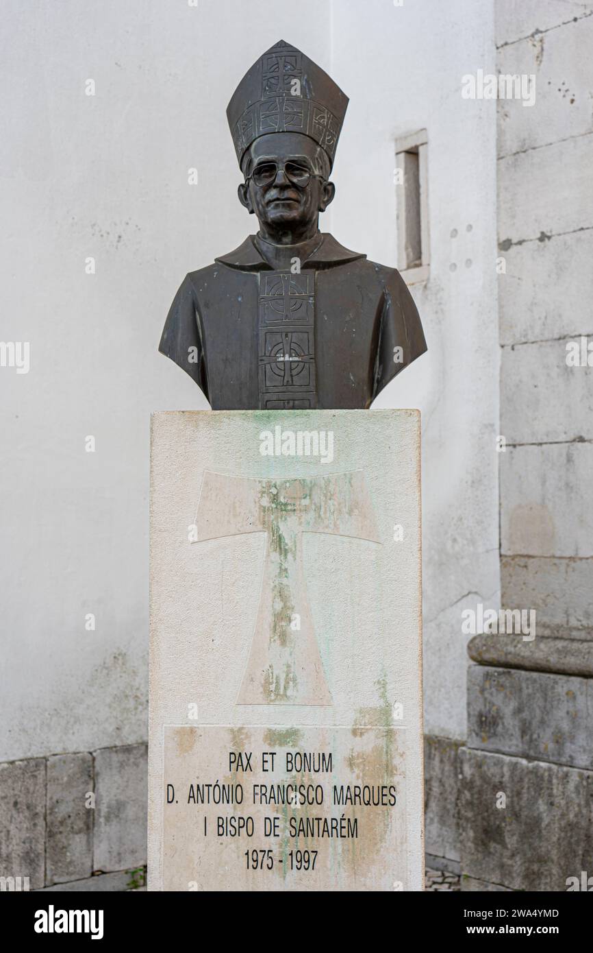 Statue von PAX ET BONUM D. ANTONIO FRANCISCO MARQUES I. BISCHOF VON SANTAREM 1975-1997Stadt Santarem-estremadura-portugal.1-1-2024 Stockfoto