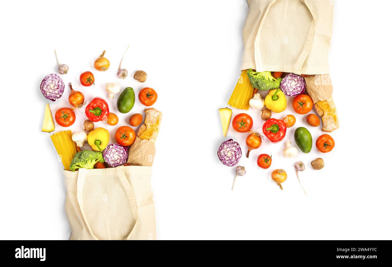 Zwei umweltfreundliche Stoffbeutel gefüllt mit frischem bunten Gemüse, Pasta, Baguette, Pilzen und Käse auf weißem Hintergrund. Schützen Sie den Planeten vor Stockfoto