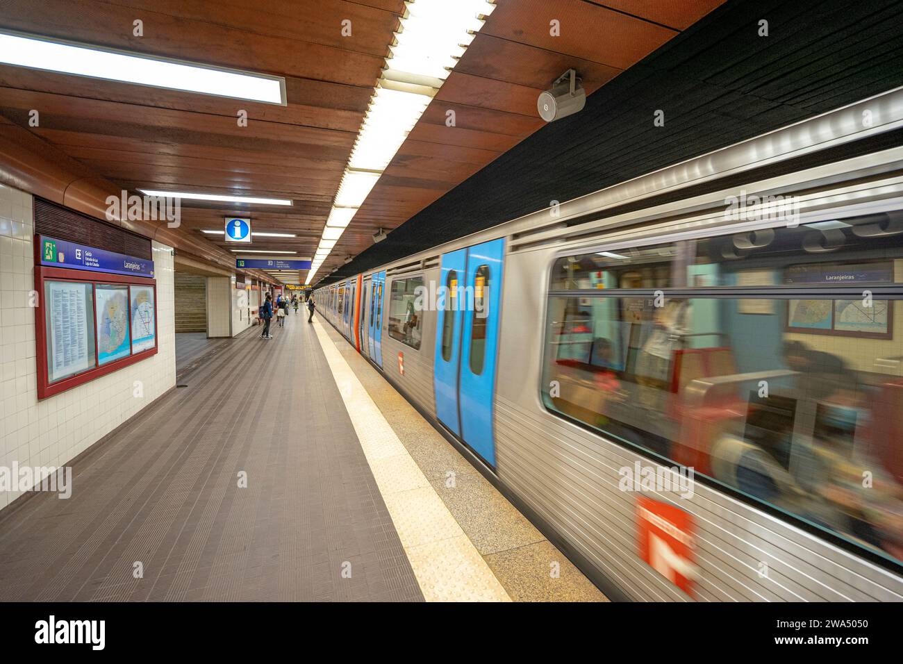 Innenraum der U-Bahn-Station Laranjeiras mit Zugwagen in verschwommener Bewegung. lisboa-estremadura-portugal. 1-1-2023 Stockfoto