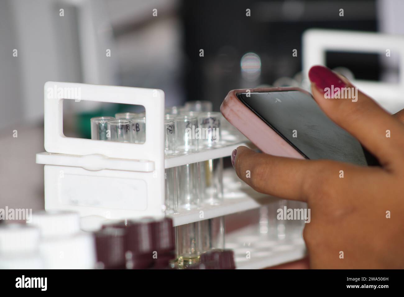Pathologe Hält Mobilgerät. Indien Stockfoto