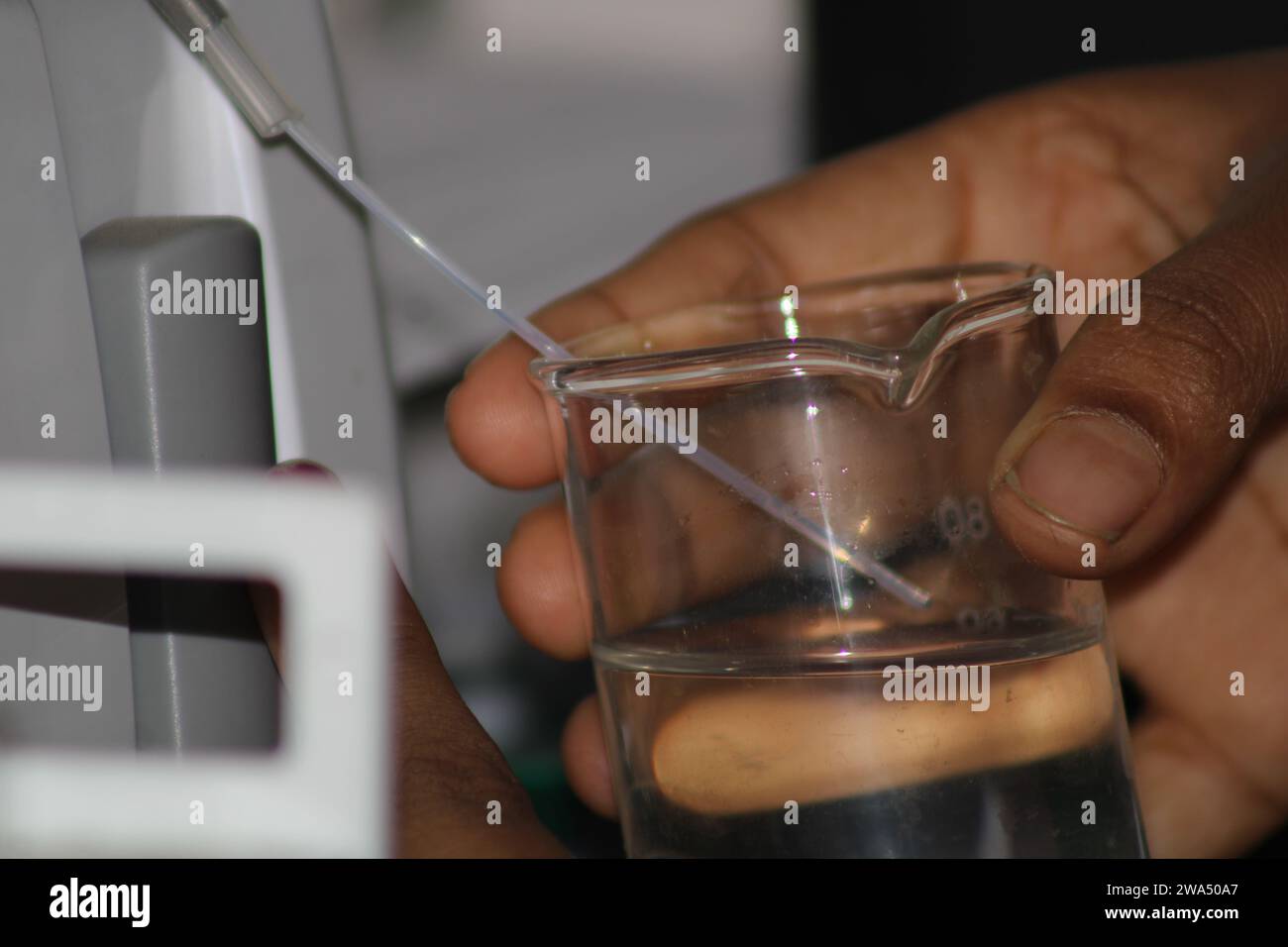 Ein halbautomatischer Chemieanalysator, der Wasser aus einem Glasrohr zieht. Indien Stockfoto