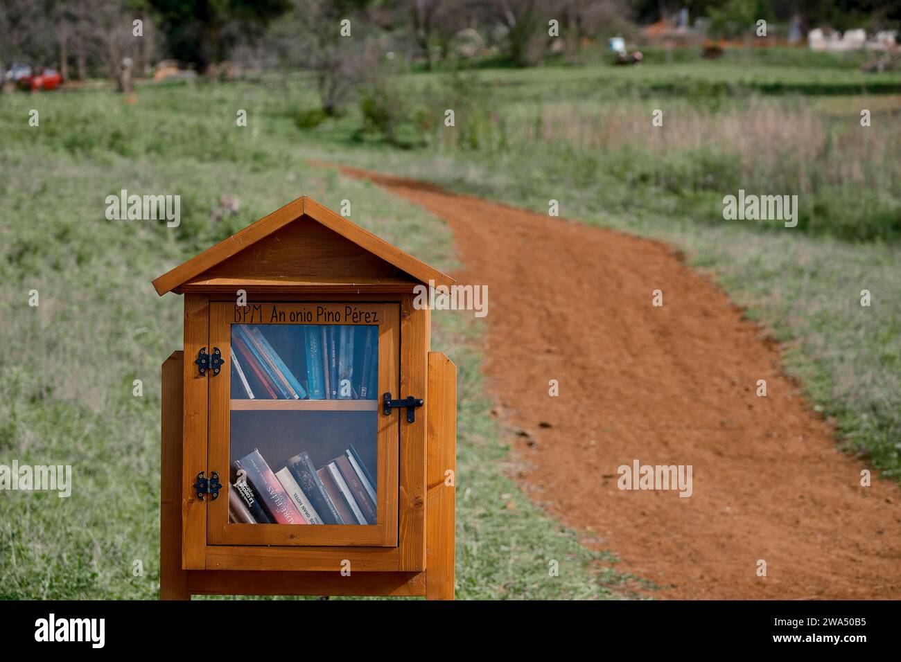 Kleine Holzbibliothek mitten in einem Park in El Paso, den Kanarischen Inseln, Spanien. Stockfoto