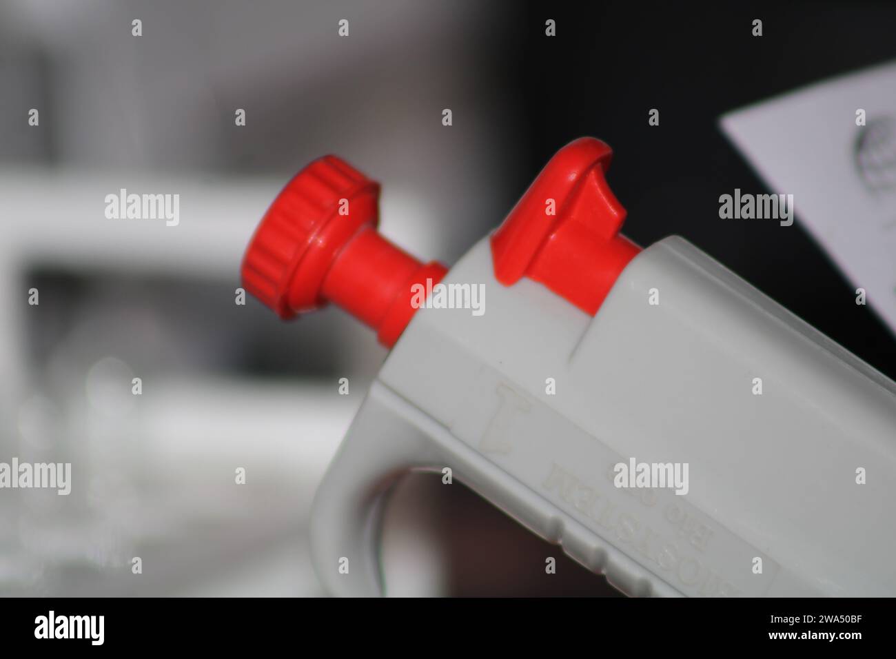 Die Nahaufnahme der Pipette ist Eine Art von Laborgebührengebühr, die häufig in der Chemie und Biologie verwendet wird. Indien Stockfoto