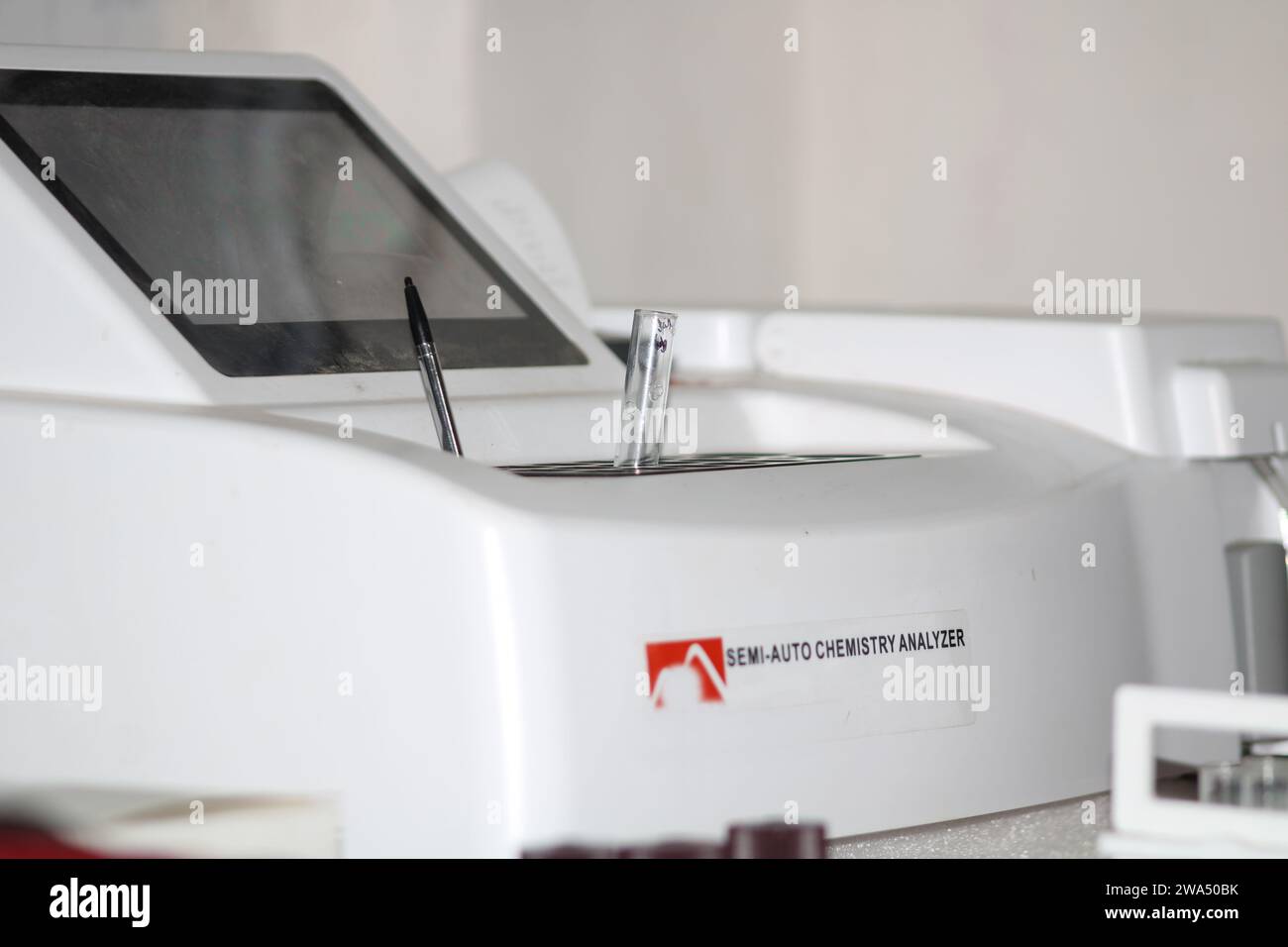 Labor Semi Auto Chemistry Analyzer Pen. Indien Stockfoto