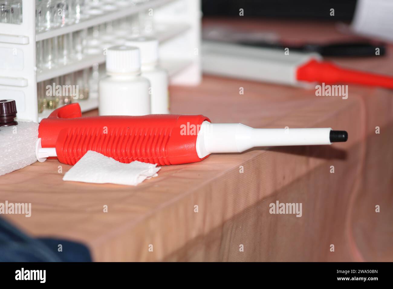 Die Nahaufnahme der Pipette ist Eine Art von Laborgebührengebühr, die häufig in der Chemie und Biologie verwendet wird. Indien Stockfoto