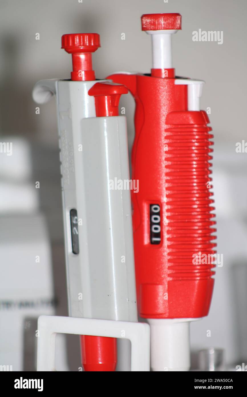 Die Nahaufnahme der Pipette ist Eine Art von Laborgebührengebühr, die häufig in der Chemie und Biologie verwendet wird. Indien Stockfoto