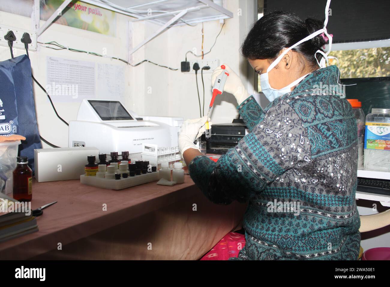 Die Pathologin bearbeitet Proben im Pathologielabor zur Analyse. Medizinisches Diagnosekonzept. Medizinisches Konzept. Indien Stockfoto