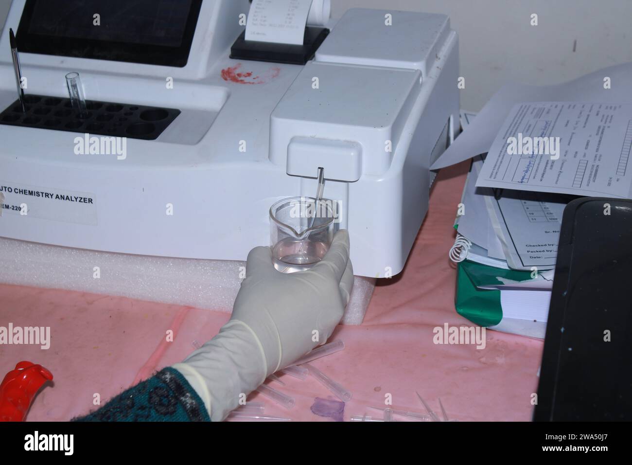 Ein halbautomatischer Chemieanalysator, der Wasser aus einem Glasrohr zieht. Indien Stockfoto