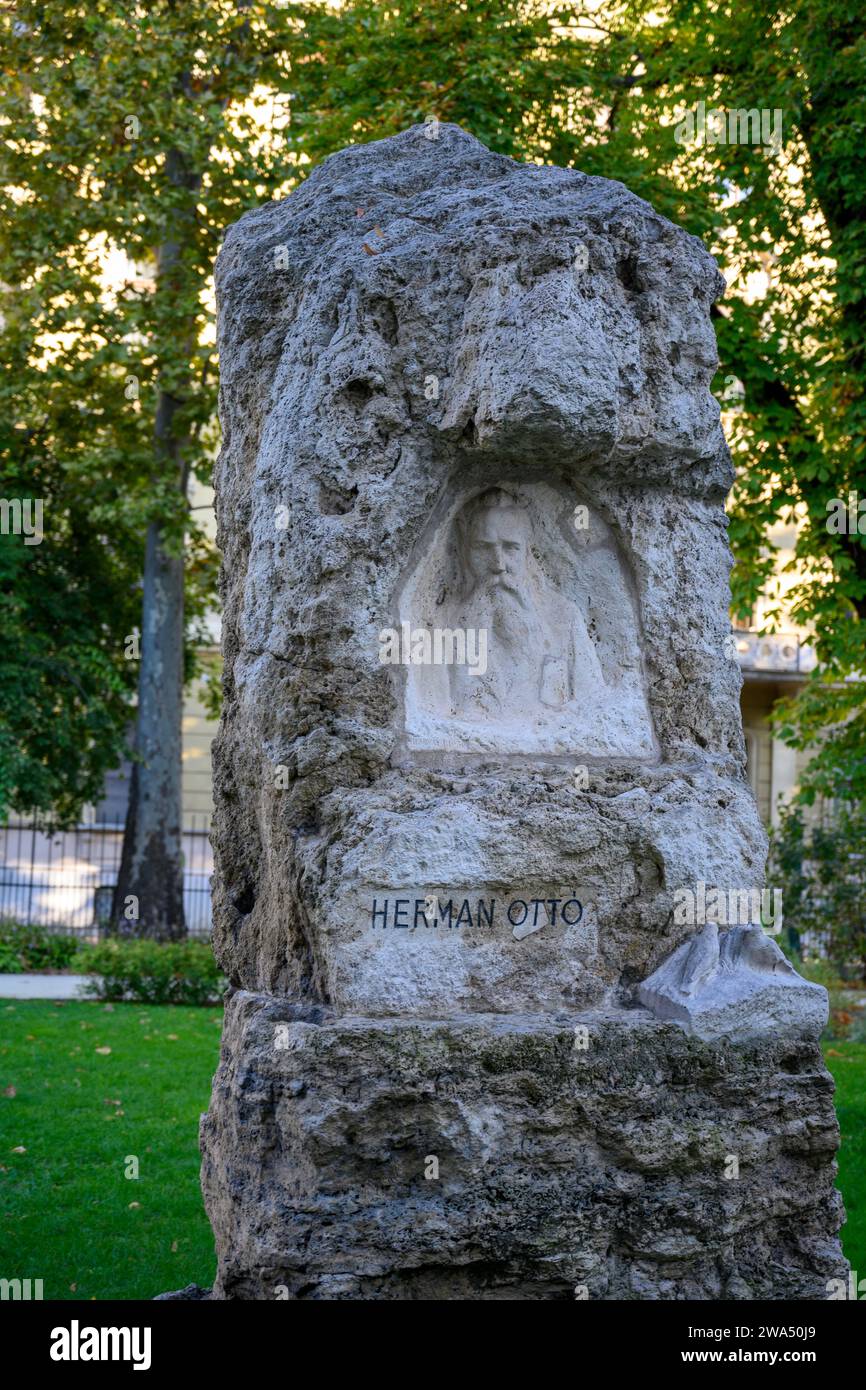 Denkmal für Herman Otto auf dem Gelände rund um das Ungarische Nationalmuseum Budapest, Ungarn Ottó Herman (26. Juni 1835 – 27. Dezember 1914) war Stockfoto