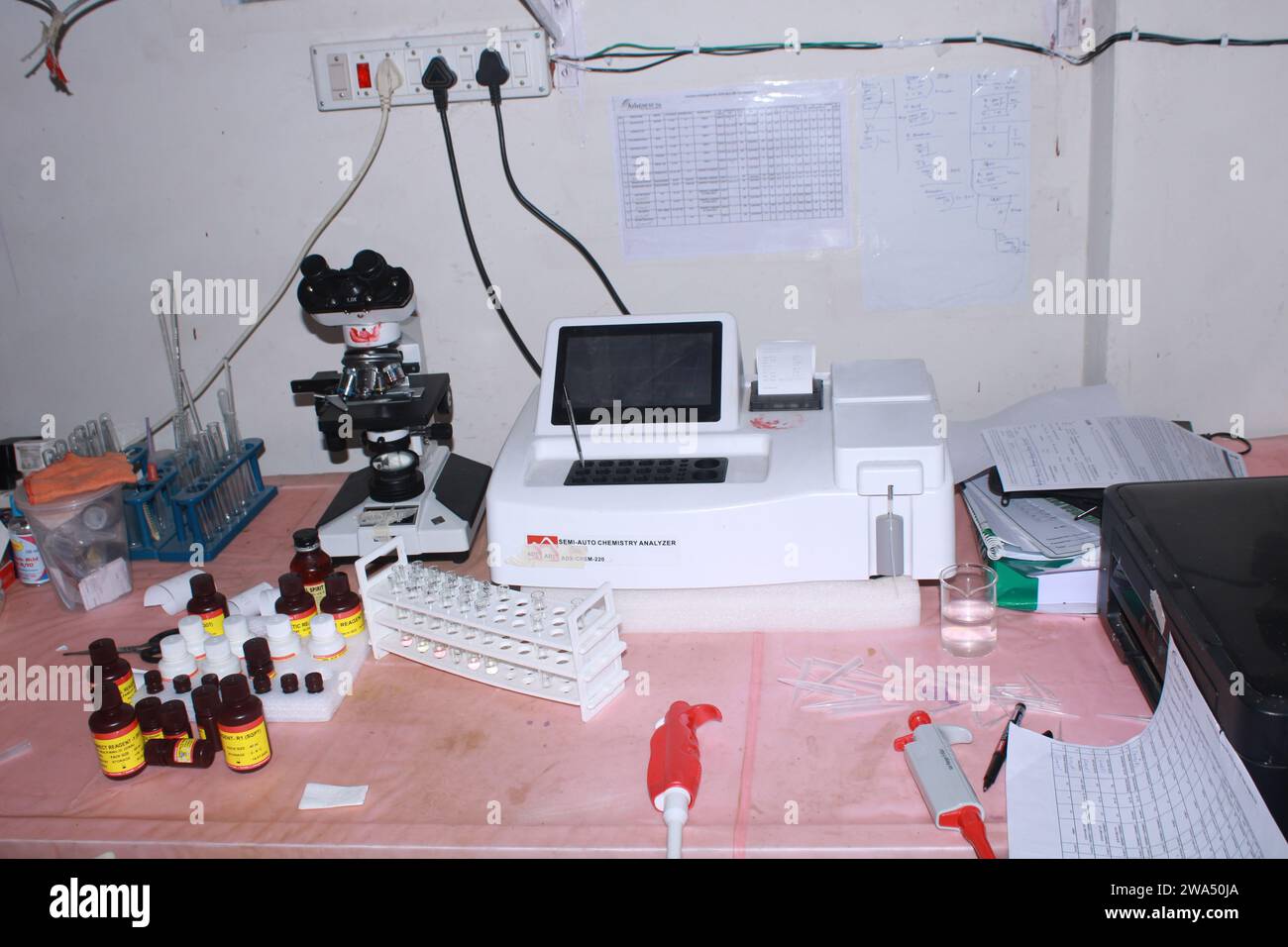 Laborgeräte in der Laboratoriumsklinik. Indien Stockfoto