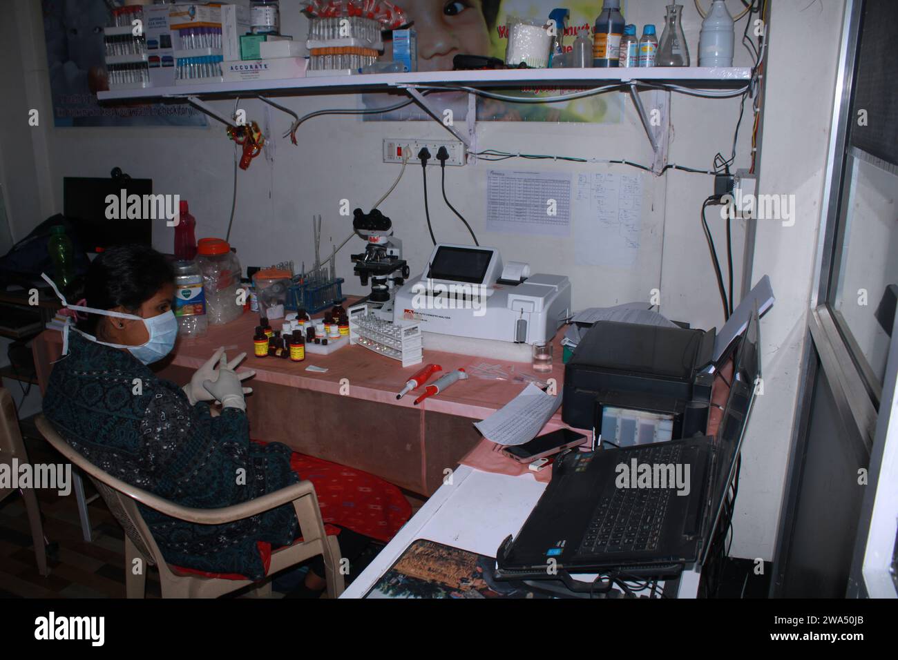 Die Pathologin bearbeitet Proben im Pathologielabor zur Analyse. Medizinisches Diagnosekonzept. Medizinisches Konzept. Indien Stockfoto