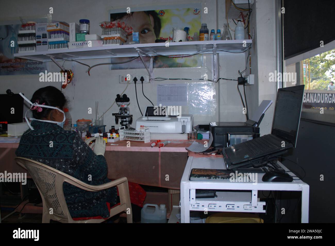 Die Pathologin bearbeitet Proben im Pathologielabor zur Analyse. Medizinisches Diagnosekonzept. Medizinisches Konzept. Indien Stockfoto