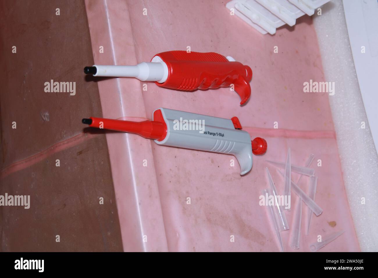 Die Nahaufnahme der Pipette ist Eine Art von Laborgebührengebühr, die häufig in der Chemie und Biologie verwendet wird. Indien Stockfoto