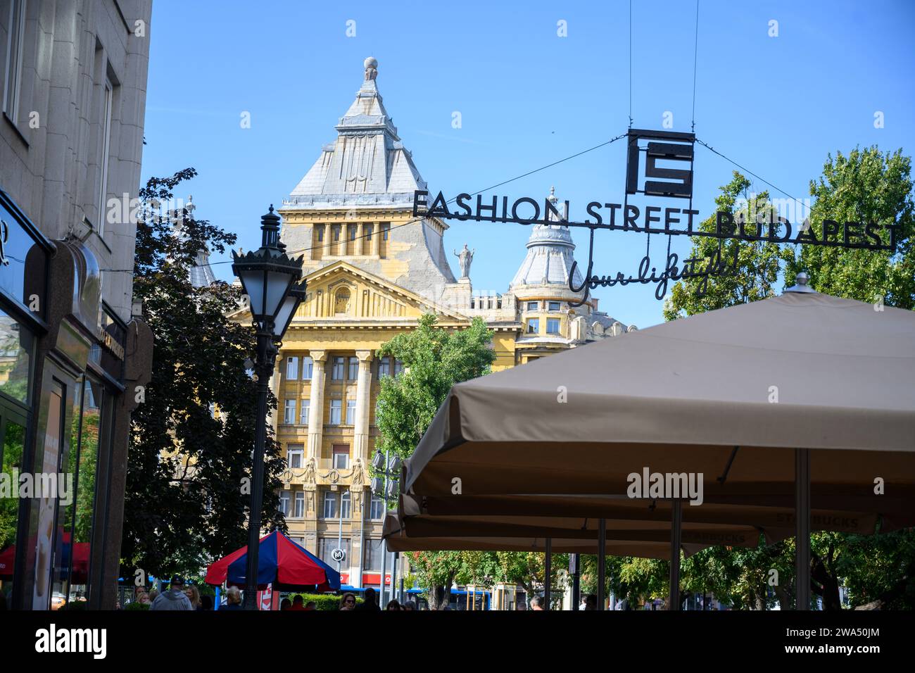 Fußgänger und Shopper auf dem Deak Ferenc-Platz, Bezirk V, Budapest, Ungarn Stockfoto