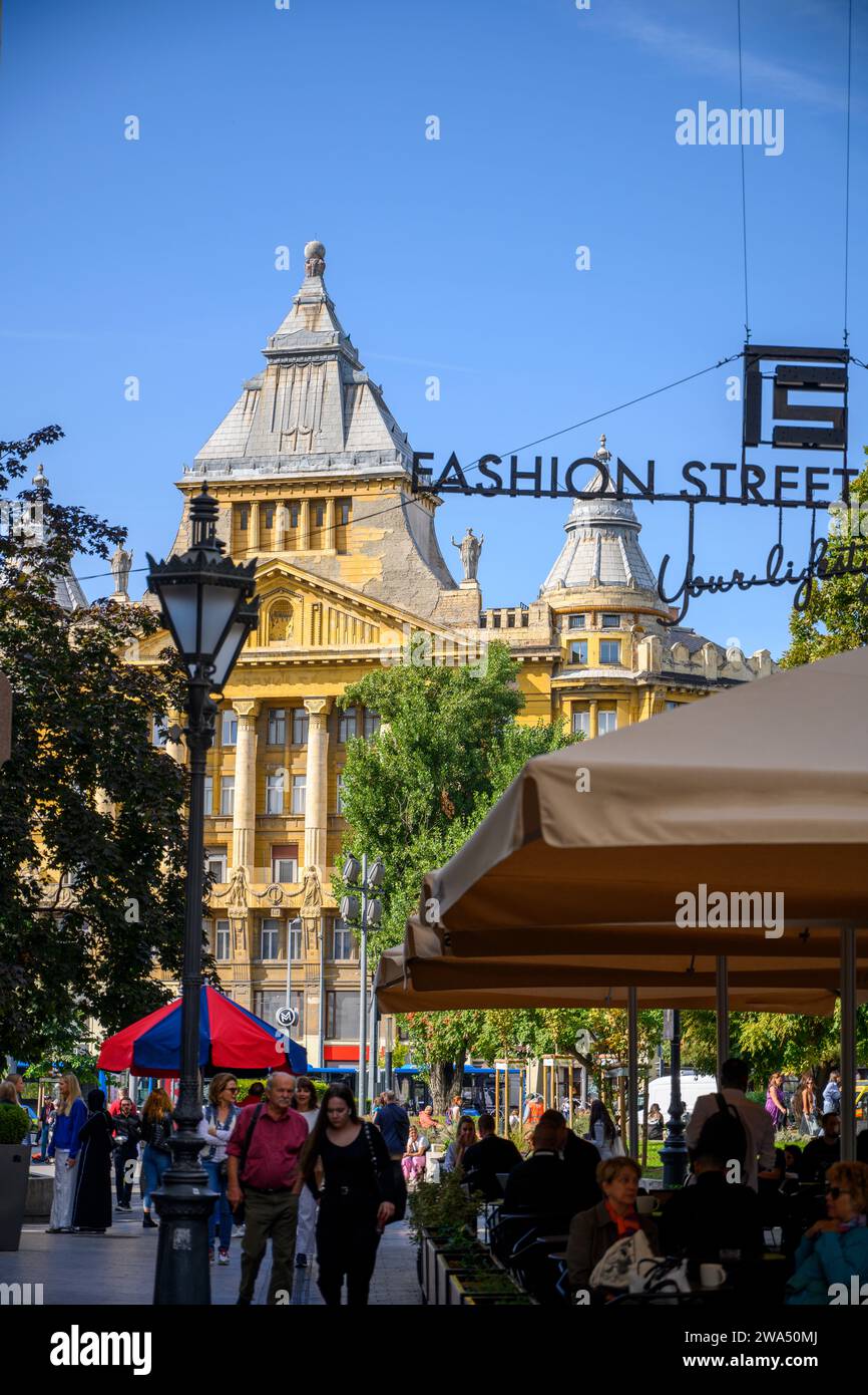 Fußgänger und Shopper auf dem Deak Ferenc-Platz, Bezirk V, Budapest, Ungarn Stockfoto