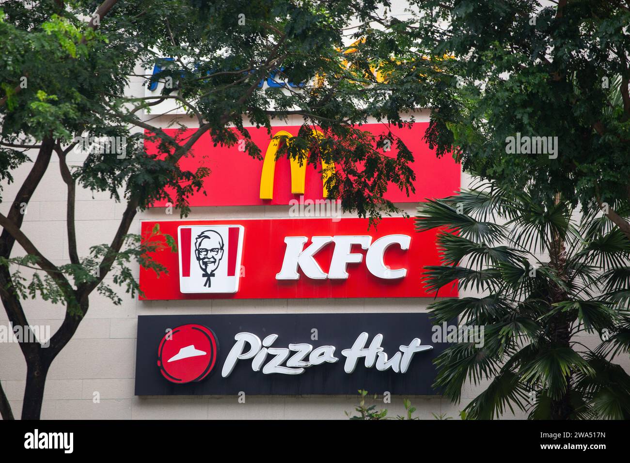 Ein seltener Blick auf die Schilder großer Marken für Speisen und Getränke in einer Reihe, besteht aus MacDonald, Kentucky Fried Chicken und Pizza Hut. Singapur. Stockfoto